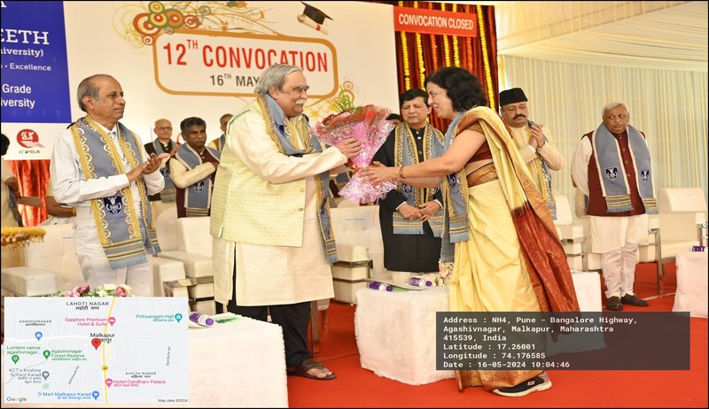 Hon’ble Dr. Mrs. Neelam Mishra, Vice Chancellor, KVV, Welcoming Hon’ble Chief Guest, Padma Shri Dr. Raman Gangakhedkar